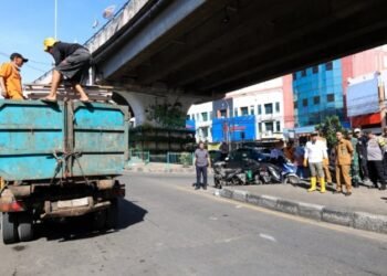 Pilar Saga Ichsan Turun Tangan Langsung Tertibkan PKL di Bawah Flyover dan Trotoar Pasar Ciputat