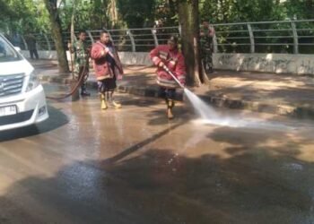 Banjir Surut, Pemkot Tangsel Lakukan Pembersihan Lumpur di Jalan Terdampak