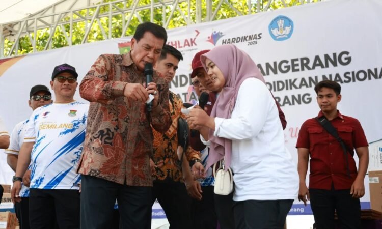 Bupati Maesyal Rasyid Berikan Voucher Umrah bagi Guru