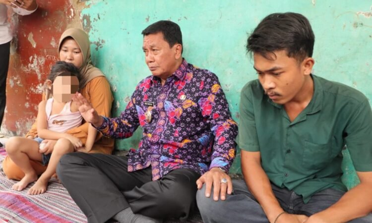 Bupati Maesyal Rasyid Kunjungi Anak Penderita Kanker Mata di Kronjo