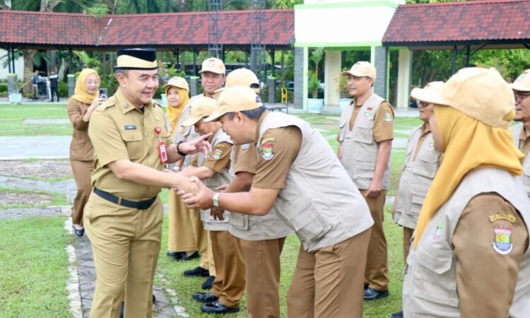 Sekda Lepas 100 Petugas Pemeriksa Kesehatan Hewan Kurban