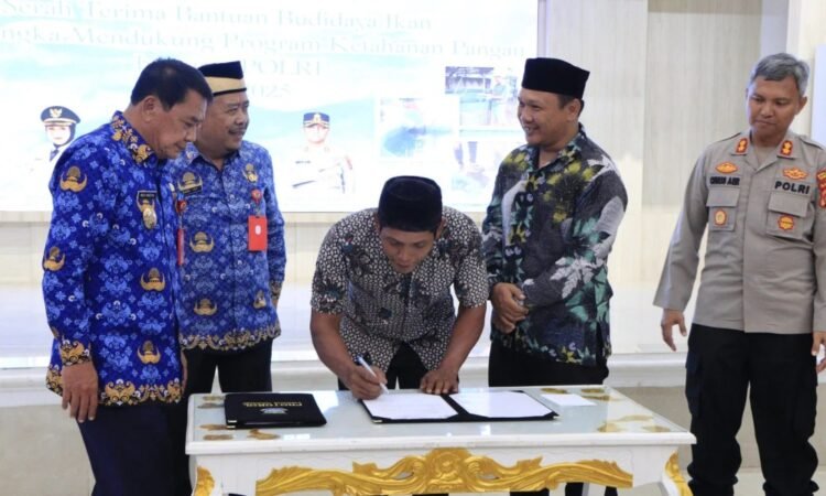 Dukung Ketahanan Pangan, Bupati Tangerang Bagikan 100.000 Ekor Benih Lele ke 10 Polsek