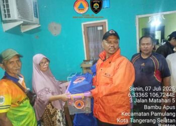 Warga Puri Pamulang Terdampak Longsor Turap, Pemkot Tangsel Salurkan Bantuan Logistik