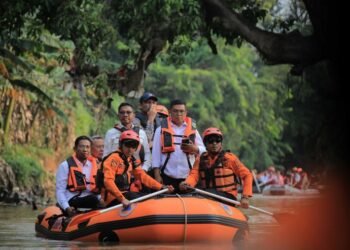 Tinjau Langsung Titik Rawan Banjir, Benyamin Davnie Bersama Sachrudin dan Gubernur Andra Soni Susuri Kali Angke