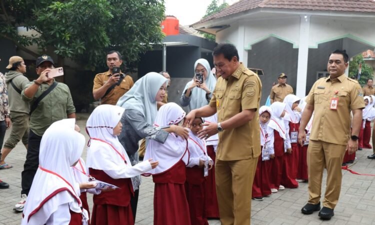 Bupati Tangerang Pantau Hari Pertama Masuk Sekolah di SD Al Hidayah Rawa Burung