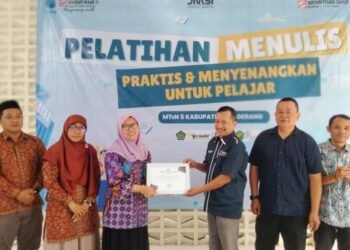 Ratusan Siswa MTsN 5 Ikuti Pelatihan Menulis Praktis dan Menyenangkan yang Digelar JMSI Banten