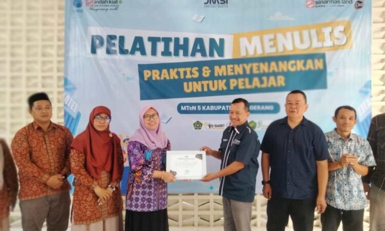 Ratusan Siswa MTsN 5 Ikuti Pelatihan Menulis Praktis dan Menyenangkan yang Digelar JMSI Banten