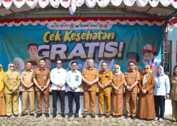 Wali Kota Benyamin Davnie Bersama Kepala PCO Hasan Nasbi Tinjau Pelaksanaan Kick Off CKG di SMAN 6 Tangsel