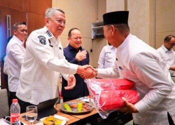 Sambut HUT ke-80 RI, Pemkot Tangsel Bagikan Ribuan Bendera Merah Putih