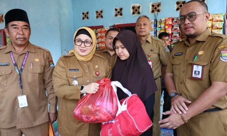 Wabup Intan Serahkan Bantuan untuk Korban Angin Puting Beliung di Desa Taban Kecamatan Jambe
