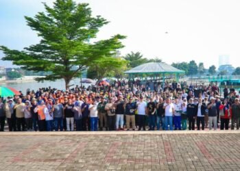 Pilar Saga Ichsan Bersama Masyarakat Bersih-Bersih Sampah di Situ Pondok Jagung Tangsel