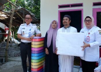 Wabup Intan Serahkan Hasil Program Bedah Rumah Warga Cikasungka Solear
