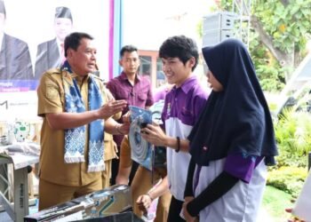 Bupati Serahkan Bantuan Peralatan Usaha bagi Wirausaha Baru