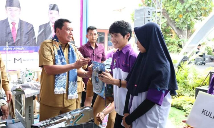 Bupati Serahkan Bantuan Peralatan Usaha bagi Wirausaha Baru