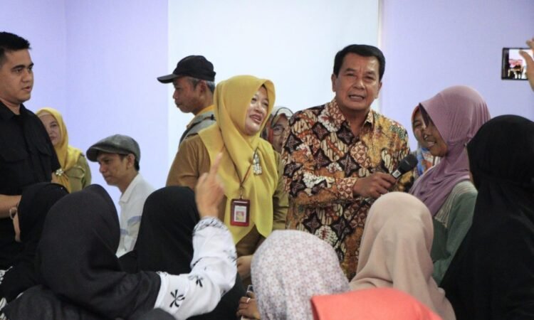 Diskum Berikan Bantuan Perlengkapan kepada 52 Pelaku Usaha Kecamatan Legok