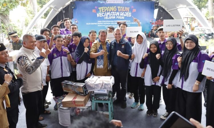 HUT Ke-80 Kecamatan Rajeg, Bupati Tangerang Serahkan Bantuan Peralatan Usaha