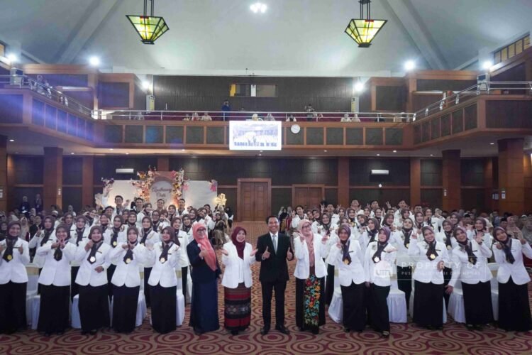 37 Dokter Baru dan 15 Apoteker UIN Jakarta Ambil Sumpah Profesi di Hari Santri Nasional