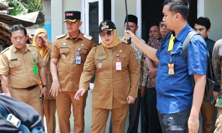 Wabup Intan Tinjau Rumah Hasil Program Bedah RTLH di Desa Cirumpak Kecamatan Kronjo