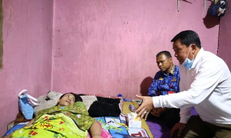 Bupati Tangerang Kunjungi Warga Penderita Kanker Payudara di Kosambi