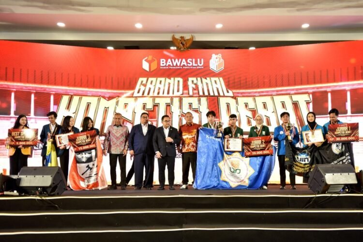Delegasi UIN Syarif Hidayatullah Jakarta Sabet Juara Pertama Debat Nasional Bawaslu RI