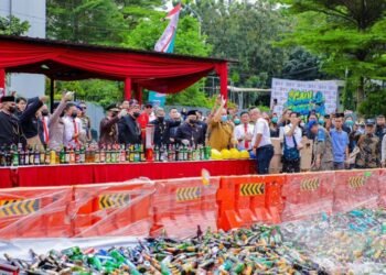 Pemkot Tangsel Musnahkan 13.970 Botol Miras Ilegal, Benyamin Davnie Tegaskan Penegakan Perda Tanpa Kompromi