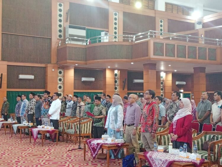 Rektor UIN Jakarta Serahkan SK Pegawai Satuan Pendidikan
