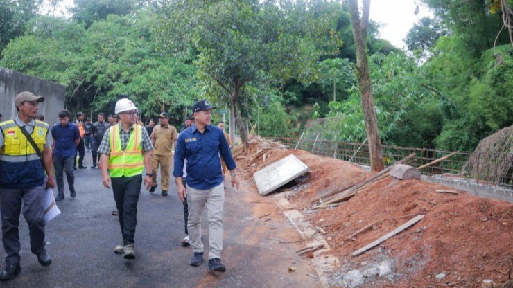 Pilar Saga Ichsan Tinjau Pembangunan Turap dan Beronjong di Vila Dago Tol