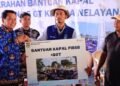 Bupati Maesyal Serahkan 9 Unit Kapal Tangkap Ikan ke Nelayan Kecamatan Kronjo