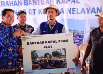 Bupati Maesyal Serahkan 9 Unit Kapal Tangkap Ikan ke Nelayan Kecamatan Kronjo