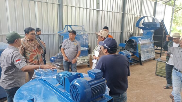 Penguatan Implementasi Green Campus, Rektor UIN Jakarta Serahkan Perangkat Pengelolaan Sampah Terpadu