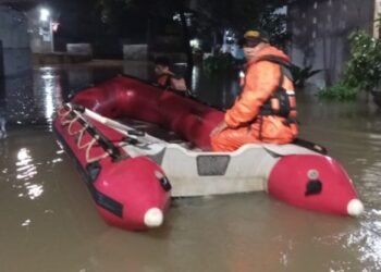Gerak Cepat Pemkot Tangsel Bantu Warga Terdampak Banjir, Salurkan Ratusan Paket Logistik