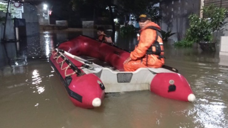 Gerak Cepat Pemkot Tangsel Bantu Warga Terdampak Banjir, Salurkan Ratusan Paket Logistik
