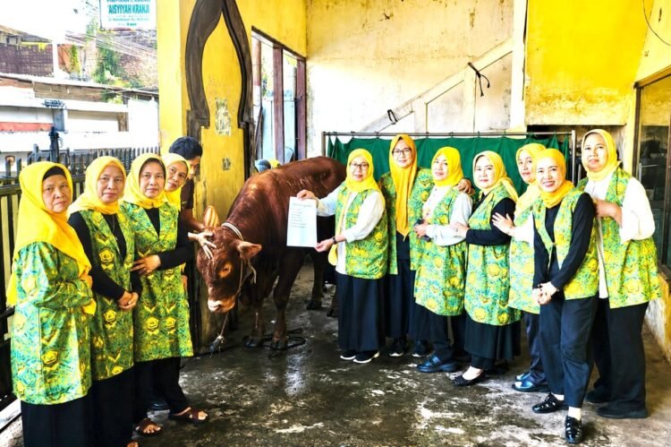 DPP Pengajian Al Hidayah Distribusikan Daging Kurban ke Jamaah dan Warga Sekitar