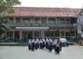 Benyamin Davnie dan Andra Soni Tinjau Program Sekolah Gratis di SMA PGRI 56 Ciputat