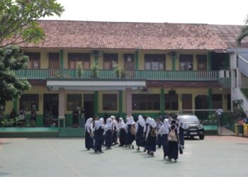 Benyamin Davnie dan Andra Soni Tinjau Program Sekolah Gratis di SMA PGRI 56 Ciputat