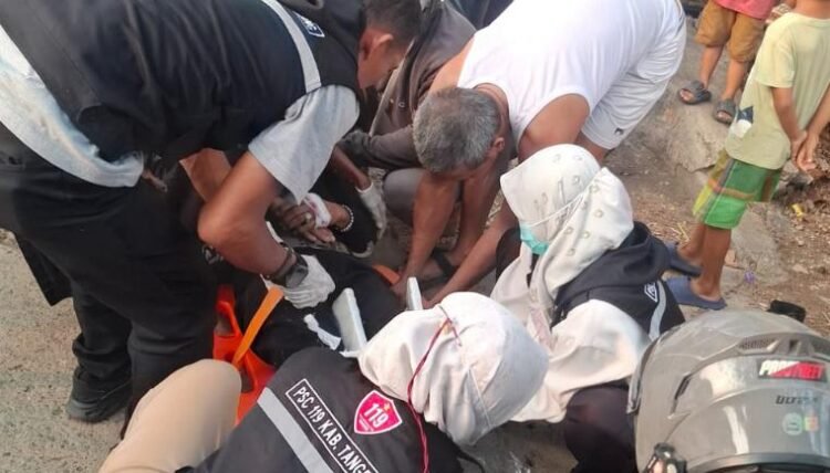 Motor Ditabrak Truk di Jalan Raya Serang, PSC 119 Dinkes Kabupaten Tangerang Bergerak Cepat Tangani Korban