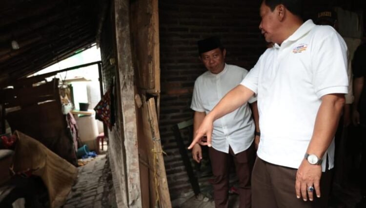 Rumah Warga Roboh akibat Erosi dan Angin, Bupati Tangerang Maesyal Rasyid Pastikan Hunian Ibu Suemah Segera Dibangun
