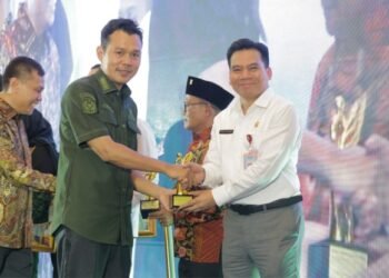 Kadiskominfo Tangsel Tubagus Asep Nurdin Raih Radar Banten Awards 2026 lewat Inovasi Tangsel One